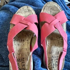 BRAND NEW AND NEVER WORN! Naturalizer Lilac Sling Back sandals in Coral! Size 7M